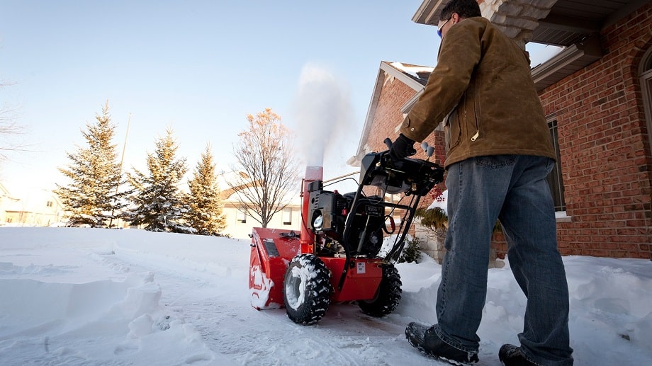 Снегоуборочная машина для загородного дома.