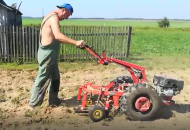Видео: как картофелекопалка КМ-1П помогает в уборке урожая